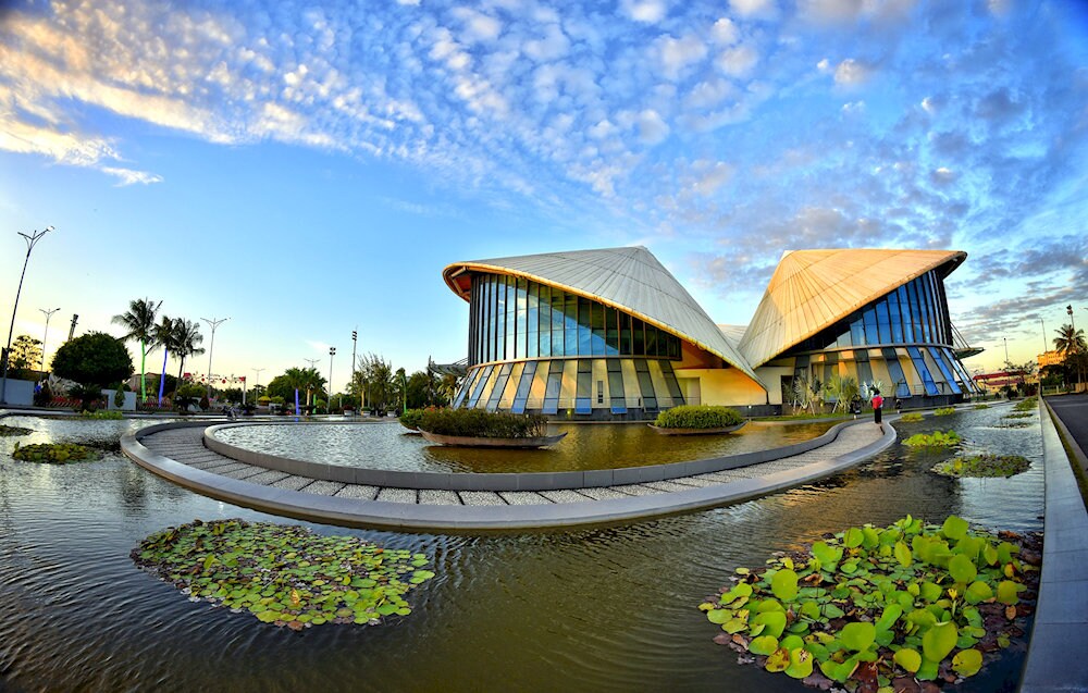 Quảng trường Hùng Vương – Nhà hát Cao Văn Lầu